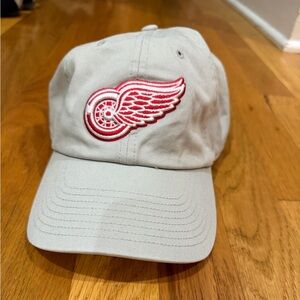 Detroit Red Wings Embroidered Logo Baseball Cap - Light Gray